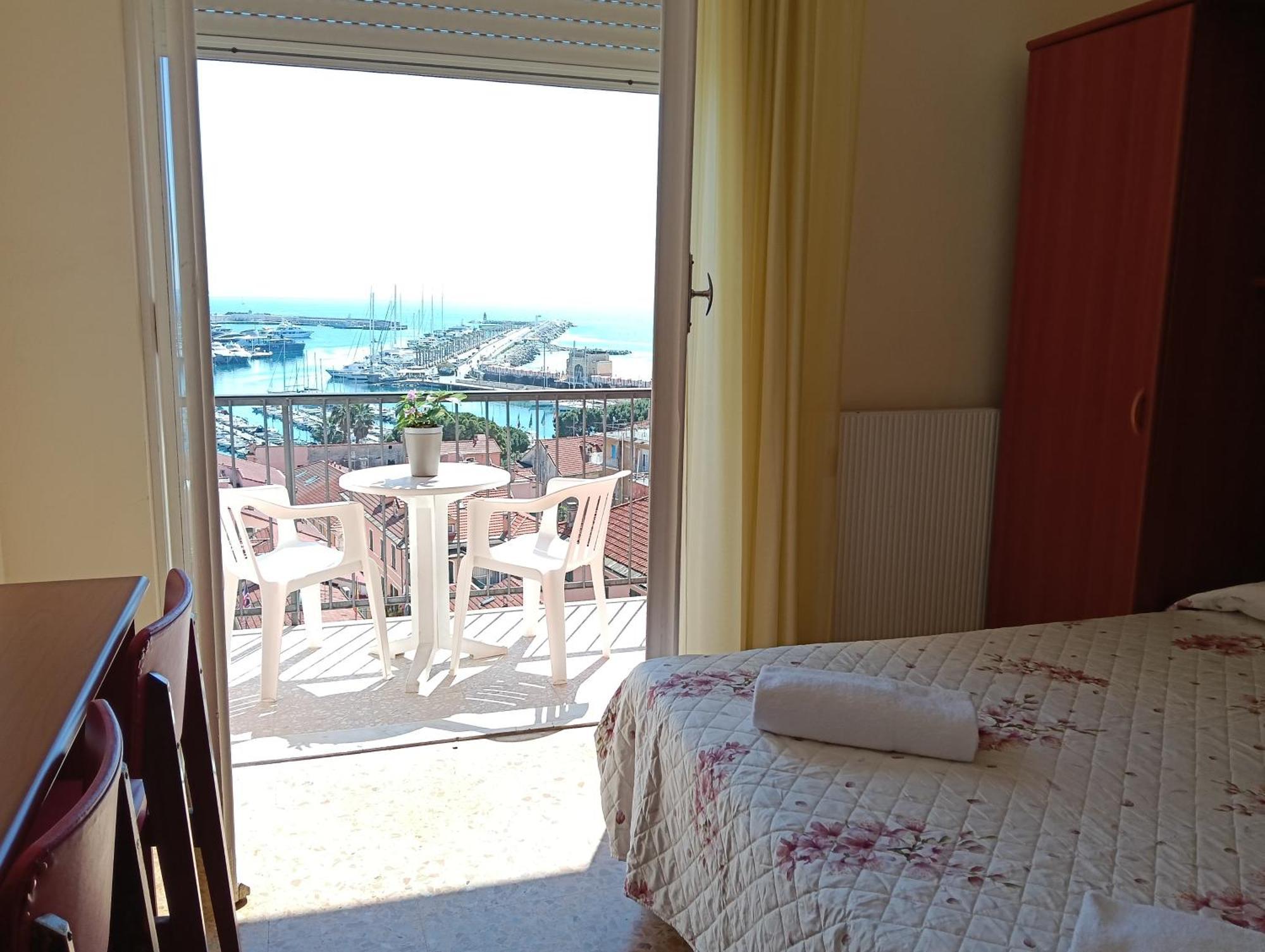 Hotel Robinia Imperia Eksteriør bilde