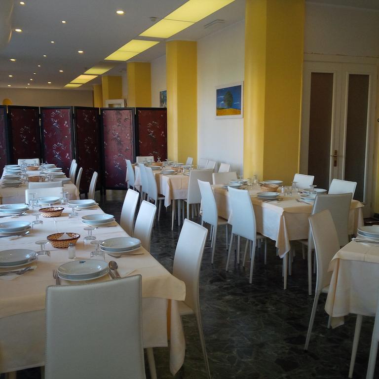 Hotel Robinia Imperia Eksteriør bilde