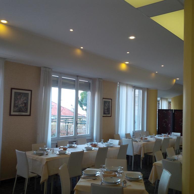 Hotel Robinia Imperia Eksteriør bilde