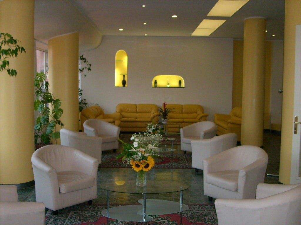 Hotel Robinia Imperia Eksteriør bilde