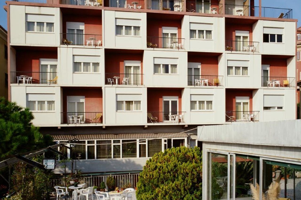 Hotel Robinia Imperia Eksteriør bilde