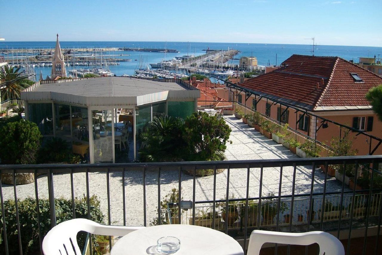 Hotel Robinia Imperia Eksteriør bilde