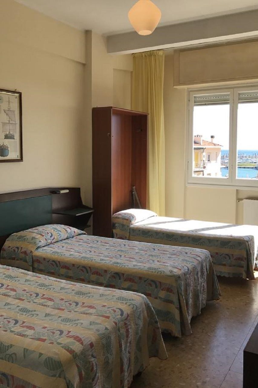 Hotel Robinia Imperia Eksteriør bilde